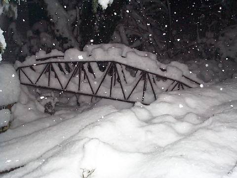 zugeschneite Brücke