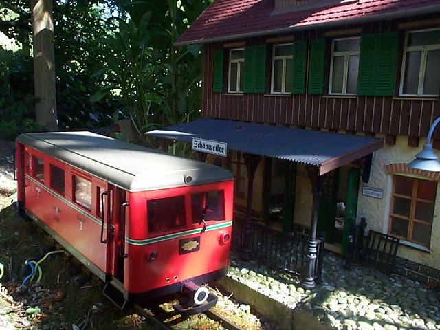 Triebwagen vorm Bahnhof